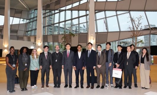 3일(현지시간) 런던시청 도시재생 부서를 방문해 도시발전 정책 전략 등을 논의하고 있는 이강덕 포항시장이 런던 도시재생 관계자와 기념촬영을 하고 있다. 포항시 제공