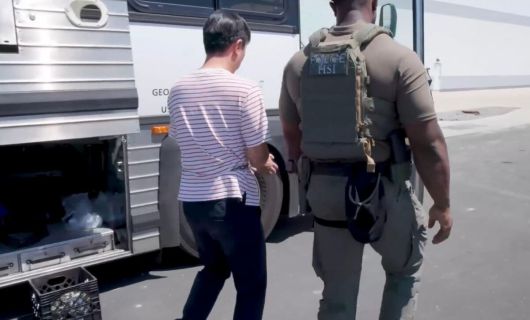 미국 이민당국이 공개한 현대차-LG엔솔 이민단속 모습. 한국인 추정 현장 근로자가 결박당한 채 연행되고 있다. ICE 영상 캡처