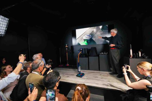 다이슨 창립자 제임스 다이슨이 4일(현지시간) 독일 베를린에서 열린 독점 출시 행사 ‘다이슨 언베일드’에서 신제품들과 포즈를 취하고 있다. 다이슨 제공