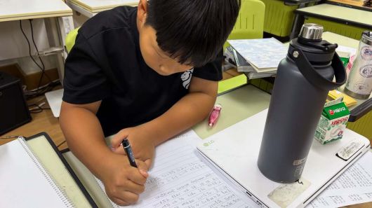 강원 강릉시 운양초등학교의 한 학생이 이재명 대통령에게 보내는 편지를 작성 중이다. 운양초 김기수 교사 페이스북 캡처