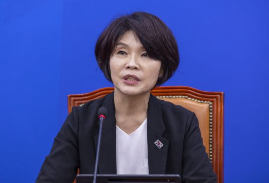 더불어민주당 한정애 정책위의장이 지난 2일 국회에서 열린 원내대책회의에서 정기국회 운영 방향에 대해 말하고 있다.    연합뉴스