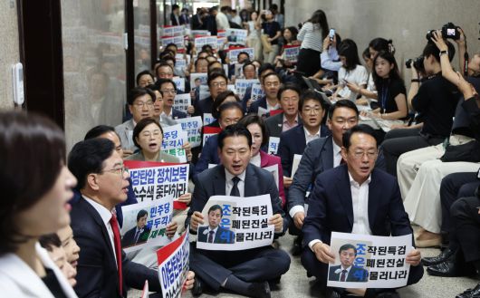 3일 국민의힘 장동혁 대표와 의원들이 3일 서울 여의도 국회 원내대표실 앞에서 조은석 내란특검팀의 압수수색 시도에 대해 항의하는 피켓팅을 하고 있다. 허정호 선임기자