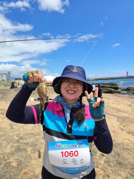 한 참석자가 잡은 고기를 들어 보이고 있다. 제주=최현태 선임기자