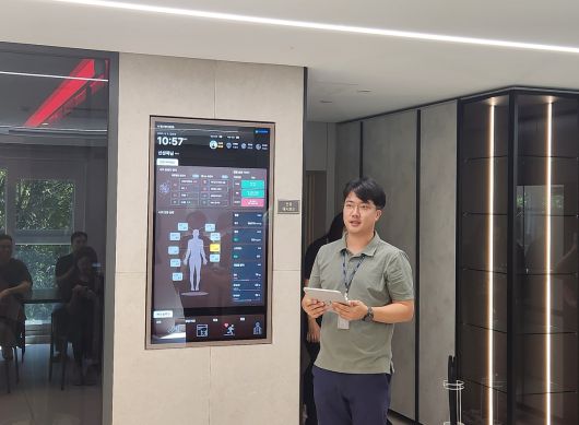 신성욱 현대건설 기술연구원 책임연구원이 5일 경기 용인시 연구원 ‘올라이프케어 하우스’ 실증시설에 마련된 건강 대시보드를 보며 유전자 정보를 기반으로 한 자사 헬스케어 기술에 관해 설명하고 있다. 용인=이강진 기자