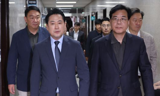 국민의힘 장동혁 대표(앞줄 왼쪽)와 송언석 원내대표가 7일 국회에서 열린 미국 조지아주 한국인 구금 사건 관련 긴급회의에 참석하고 있다. 허정호 선임기자