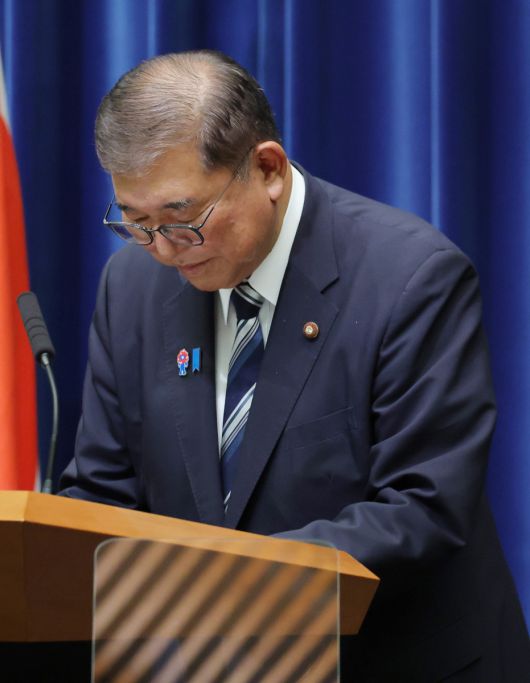 한·일관계 여파 촉각 이시바 시게루 일본 총리가 7일 도쿄 총리 관저에서 기자회견을 열고 퇴임 의사를 밝히고 있다. 도쿄=EPA연합뉴스