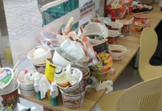 제주도의 한 편의점이 중국인 관광객들이 사용한 이후 난장판이 된 모습. 서경덕 교수 제공