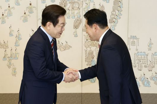 이재명 대통령이 8일 용산 대통령실에서 여야 지도부 오찬 회동에 참석한 국민의힘 장동혁 대표와 인사하고 있다.    대통령실통신사진기자단