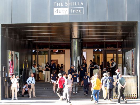 중국인 단체관광객(유커·遊客)들이 제주 시내 관광을 마친 후 쇼핑을 위해 신라면세점 제주점으로 향하고 있는 모습. 제주도사진기자회