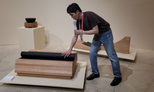 2025 청주공예공모전 대상을 받은 이시평 작가가 대상 작품 ‘일지 Log’를 설명하고 있다. 청주=윤교근 기자