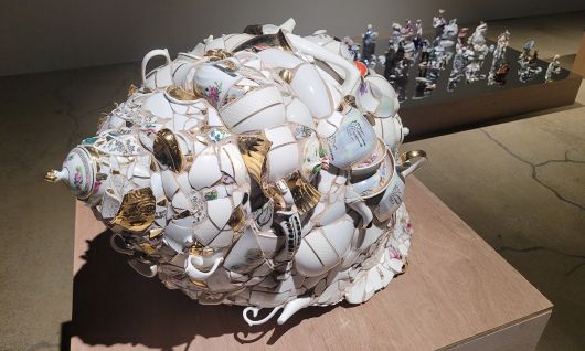 폴란드 작가 유스티나 스몰렌은 버려지거나 일상의 물건의 파편을 조합해 조개 등의 작품으로 승화했다. 청주=윤교근 기자