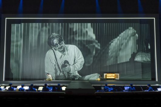 스테디캠으로 촬영한 실시간 영상을 적극 활용한 ‘심청’의 한 장면. 국립극장 제공