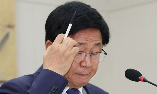 최교진 부총리 겸 교육부 장관 후보자가 지난 2일 국회 교육위원회에서 열린 인사청문회에서 친북 성향 논란 관련 질의에 답변하던 중 이마를 만지고 있다. 연합뉴스