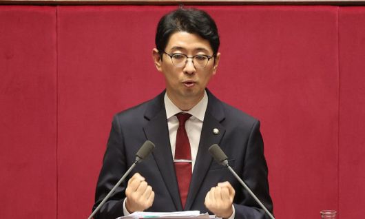 국민의힘 주진우 의원이 지난달 25일 국회 본회의에서 '더 센' 상법 개정안에 반대하는 필리버스터(무제한 토론을 통한 합법적인 의사진행 방해)를 하고 있다. 연합뉴스