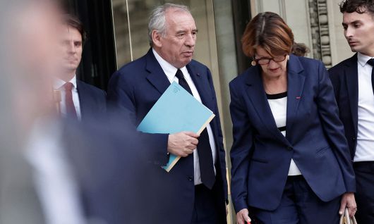 굳은 표정으로 떠나는 바이루 총리 프랑수아 바이루 프랑스 총리(왼쪽)가 8일(현지시간) 프랑스 하원에서 치러진 정부 신임투표 결과가 부결된 이후 하원 의사당으로 쓰이는 부르봉궁을 굳은 표정을 지으며 떠나고 있다. 파리=AFP연합뉴스