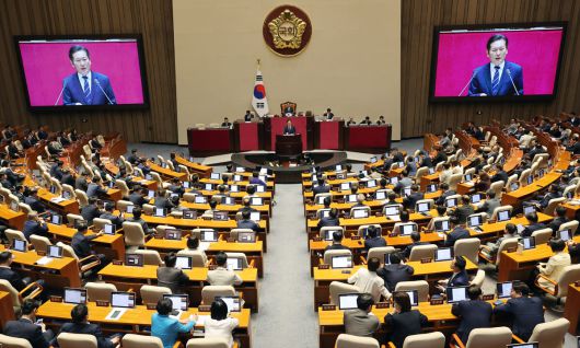 더불어민주당 정청래 대표가 9일 서울 여의도 국회 본회의에서 교섭단체 대표 연설을 하고 있다. 연합뉴스