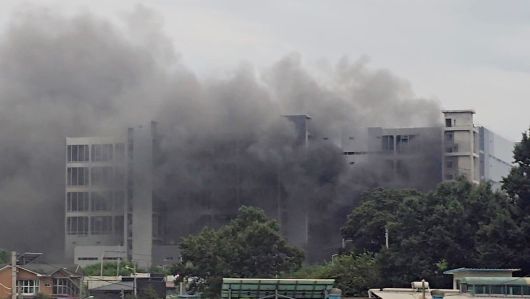 8일 오후 5시 55분께 경기 양주시 고암동 물류센터 공사장에서 불이 났다. 소방 당국은 대응 1단계를 발령하고 인원 70명과 장비 28대 등을 동원해 불길을 잡고 있다.     연합뉴스