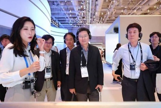 이상일 시장(가운데)이 IFA 삼성전자관에서 제품을 살펴보며 설명에 귀 기울이고 있다. 용인시 제공.