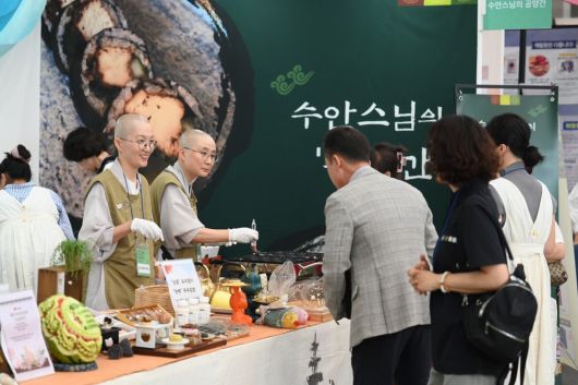 사찰음식 전문가 수안스님이 두부김밥을 선보이고 있다. BBS불교방송 제공