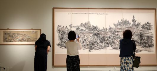 10일 서울 노원구 중계동 노원아트뮤지엄을 찾은 관람객들이 한국 근현대명화전 「다정한 마음, 고독한 영혼 : 한국근현대 거장의 삶과 예술」전시회에서 작품을 관람하고 있다. 이제원 선임기자