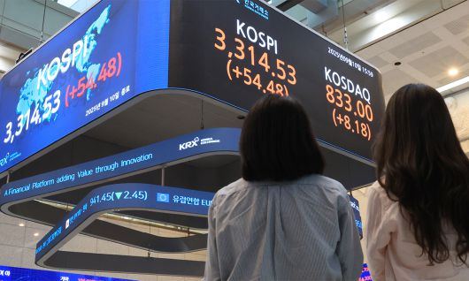 코스피가 사상 최고치를 경신한 10일 서울 여의도 KRX한국거래소에서 관계자들이 대형 전광판을 바라보고 있다. 연합뉴스