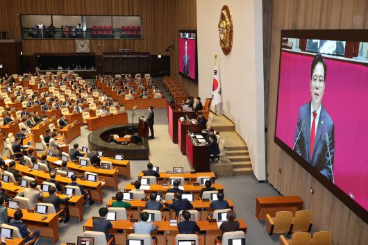 국민의힘 송언석 원내대표가 10일 서울 여의도 국회 본회의에서 교섭단체 대표 연설을 하고 있다. 연합뉴스