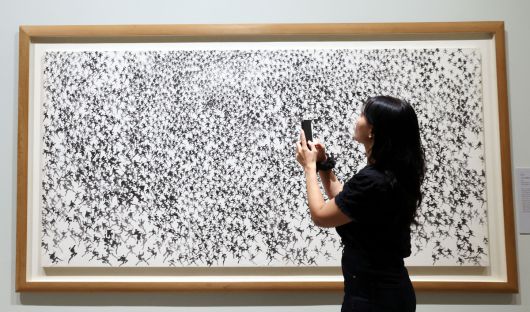 10일 서울 노원구 중계동 노원아트뮤지엄을 찾은 관람객들이 한국 근현대명화전 「다정한 마음, 고독한 영혼 : 한국근현대 거장의 삶과 예술」전시회에서 작품을 관람하고 있다. 이제원 선임기자