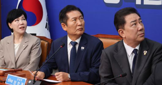 정청래 더불어민주당 대표와 최고위원들이 10일 서울 여의도 국회에서 열린 최고위원회의에서 지난 9일 자신의 교섭단체 대표 연설 영상을 보고 있다.