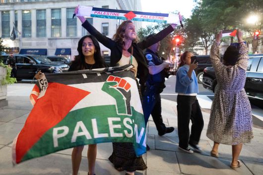 도널드 트럼프 미국 대통령이 9일(현지시간) 수도 워싱턴 DC 시내의 고급 식당 ‘조스’(Joe’s)에서 핵심 측근들과 만찬을 즐기는 동안 팔레스타인을 지지하는 시민들이 미국의 친(親)이스라엘 정책에 반대하는 시위를 벌이고 있다. AFP연합뉴스