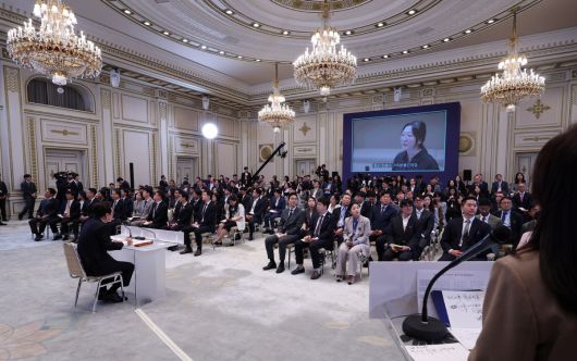 이재명 대통령이 11일 청와대 영빈관에서 취임 100일 기자회견 '회복을 위한 100일, 미래를 위한 성장'을 하고 있다.    대통령실통신사진기자단