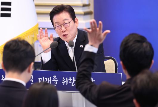 이재명 대통령이 11일 청와대 영빈관에서 열린 취임 100일 기자회견 '회복을 위한 100일, 미래를 위한 성장'에서 취재진 질문을 받고 있다. 대통령실통신사진기자단