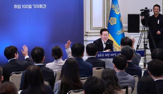 이재명 대통령이 11일 청와대 영빈관에서 취임 100일 기자회견을 열고 취재진 질문을 받고 있다. 뉴시스