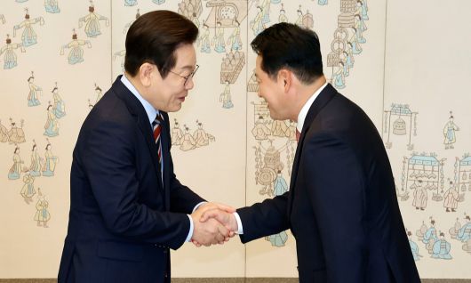 이재명 대통령이 지난 8일 용산 대통령실에서 여야 지도부 오찬 회동에 참석한 국민의힘 장동혁 대표와 인사하고 있다. 대통령실통신사진기자단