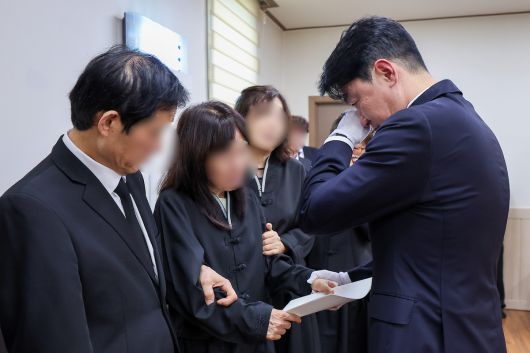 강훈식 대통령 비서실장이 12일 인천 시내 한 장례식장에 마련된 故이재석 경사의 빈소를 찾아 조문한 후 유가족을 위로하고 있다. 인천=뉴스1