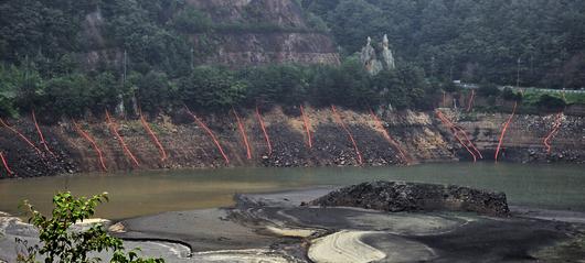 13일 오전 강릉 오봉저수지 상류지역에 단비가 내린 가운데 오봉저수지 모습. 김경호 기자
