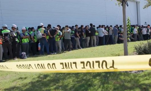 미국 이민세관단속국 ICE(U.S. Immigration and Customs Enforcement)가 조지아주 내 현대자동차그룹과 LG에너지솔루션 합작 배터리 공장 건설 현장의 한국인 직원 300여 명을 기습 단속·구금하는 영상을 공개했다. 사진=ICE 홈페이지 캡처