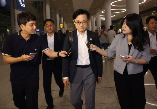 미국 현지에서 한미 관세협상 관련 후속 협의를 한 김정관 산업통상자원부 장관이 14일 오전 영종도 인천국제공항을 통해 귀국하고 있다. 연합