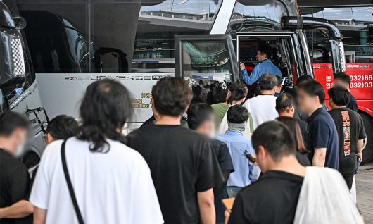 미국 이민당국에 의해 조지아주에 구금됐던 한국인 근로자들이 12일 인천국제공항 제2여객터미널로 입국, 버스에 탑승하고 있다. 연합뉴스