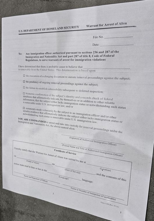 미국 이민세관단속국(ICE)이 작성을 요구한 외국인 체포 영장. 연합뉴스