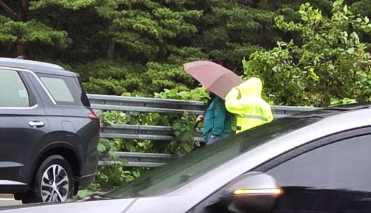 국민의힘 권성동 국회의원이 13일 오전 강릉 오봉저수지 인근 현장을 둘러보고 있다. 김경호 기자