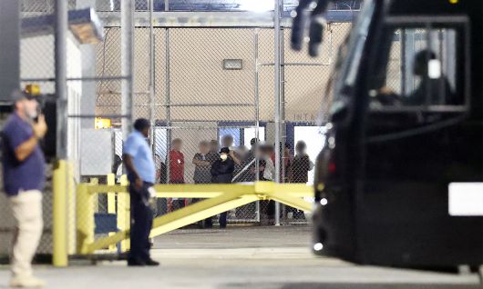 이민단속으로 체포됐던 현대차-LG엔솔 배터리공장 건설 현장 직원들이 애틀란타 공항으로 향하기 위해 지난 11일(현지시간) 미국 조지아주 포크스턴의 이민세관단속국(ICE) 구금시설을 나서고 있다. 연합뉴스