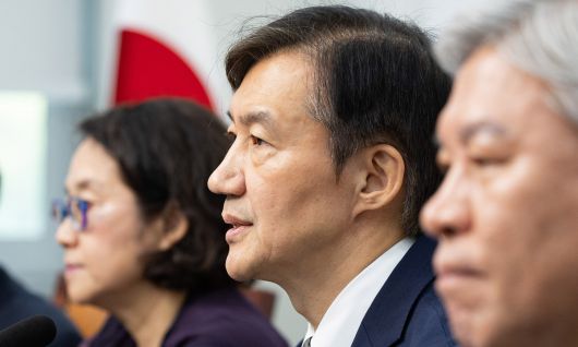 조국 조국혁신당 비상대책위원장이 15일 서울 여의도 국회에서 열린 첫 비상대책위원회의에서 모두 발언을 하고 있다. 뉴스1