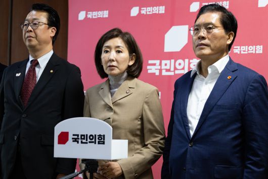 국회 법제사법위원회 국민의힘 위원들이 16일 서울 여의도 국회에서 열린 법사위 전체회의에서 무기명 투표를 통해 나경원 국민의힘 의원의 국민의힘 간사 선임의 건이 부결되자 기자회견을 하고 있다. 왼쪽부터 곽규택, 나경원, 송석준 의원. 뉴스1