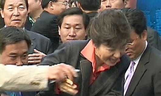 2006년 5월 서울 서대문구 신촌 현대백화점 유세 현장에서 흉기로 피습당하는 박근혜 전 대통령. 연합뉴스