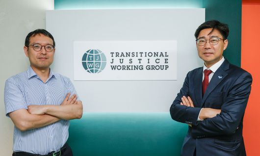 인권조사기록단체인 전환기정의워킹그룹의 이영환 대표(오른쪽)와 신희석 법률분석관이 지난 9일 서울 종로 사무실에서 중국의 탈북자 송환과 관련해 “우리 정부가 늘 중국의 반응을 무서워한다”며 “일관되게 ‘강제송환 금지원칙을 지켜라’, ‘한국이나 제3국행을 원하면 허용해달라’는 입장을 양자 관계뿐 아니라 국제무대에서도 지속해서 주장하면 중국도 달리 할 말이 없을 것”이라고 말했다. 최상수 기자