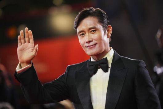 개막식 사회를 맡은 이병헌. 베네치아=AP뉴시스