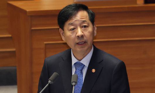 구윤철 경제부총리 겸 기획재정부 장관이 17일 서울 여의도 국회에서 열린 대정부질문에 참석해 국민의힘 김상훈 의원의 질문에 답변하고 있다.허정호 선임기자