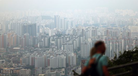 서울 도심 아파트 밀집 지역 전경. 최근 서울 아파트값은 상승세가 이어지며 한국은행의 금리 인하 결정에 변수로 작용하고 있다. 뉴스1