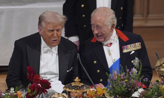 도널드 트럼프(왼쪽) 미국 대통령과 찰스 3세 영국 국왕이 17일(현지 시간) 영국 윈저성에서 열린 국빈 만찬 중 대화를 나누고 있다. AP연합뉴스