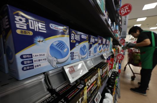 작년 서울 모기 채집 통계를 보면 여름철보다 가을철에 모기가 더 많은 것으로 나타난 가운데 지난 15일 서울 시내 한 대형마트에 모기 퇴치 관련 제품이 진열돼 있다. 연합뉴스